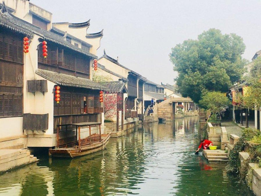 我是一家超大公司员工，昨天公司来了许多年轻漂亮的女员工，而我只是基层员工，什么也得不到，压力大？游戏画面